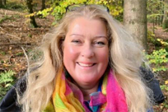 Frauke steht im Wald