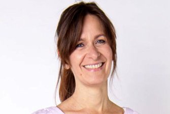 Beate lacht in die Kamera Foto